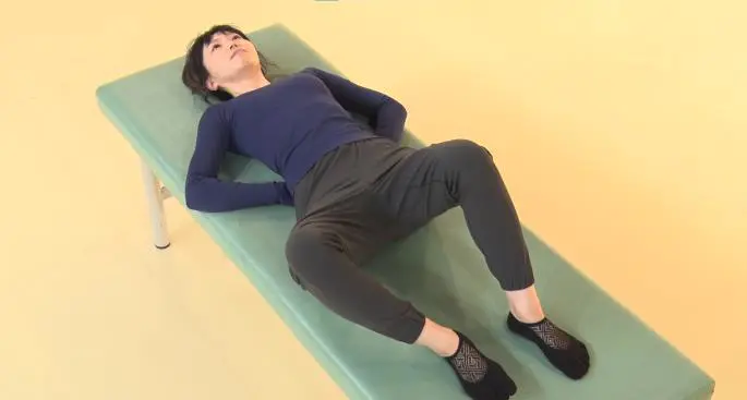 动作②:仰卧屈膝,把双脚连同膝盖向外侧打开