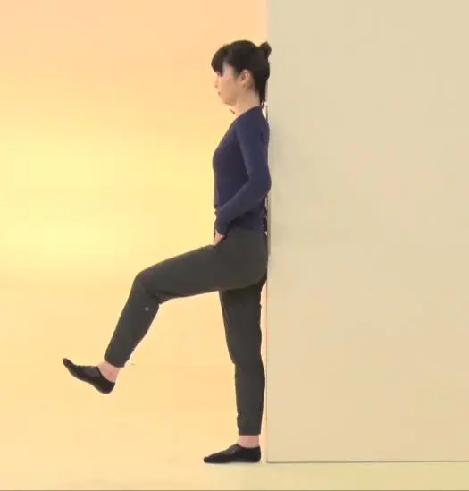 动作④:头、胸、臀、支撑脚脚跟四点贴墙,以髋关节为轴把脚向前摆