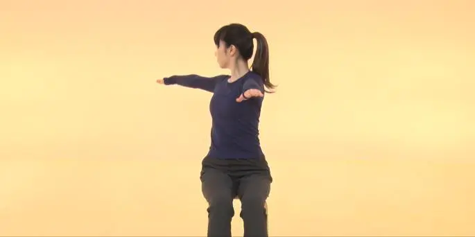 动作⑤:浅坐双臂平举,肚脐保持朝前、只让胸部转向一侧