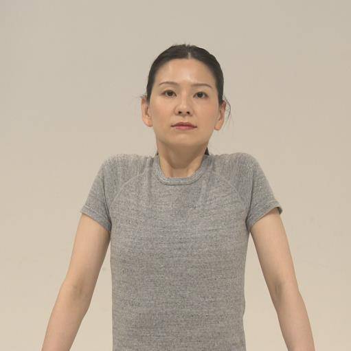 肩部环绕上提：抬起双肩用鼻子深深吸气，放下双肩用嘴缓缓呼气