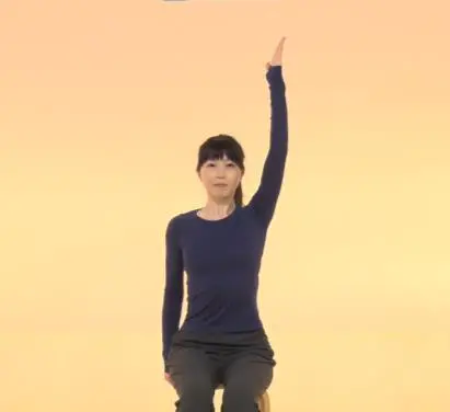 动作⑥:美人鱼——浅坐,单臂向上伸展后向侧面倒下