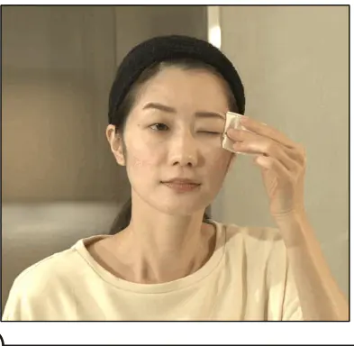 做法②:用温水打湿的眼周专用化妆棉顺着睫毛根部轻柔清洗