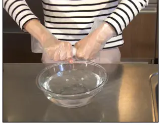 做法①:把毛巾浸入约 50℃ 的热水中
